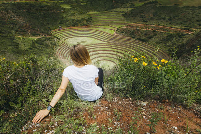 Молода жінка сидить біля відомого перуанського міста Мореї (Перу). — стокове фото