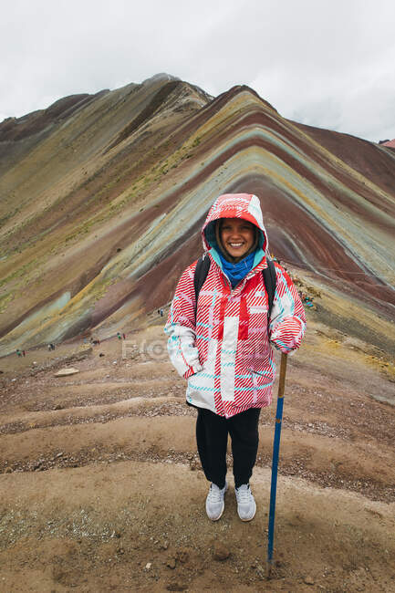 Молода жінка стоїть на знаменитій горі Райдуга в Перу. — стокове фото