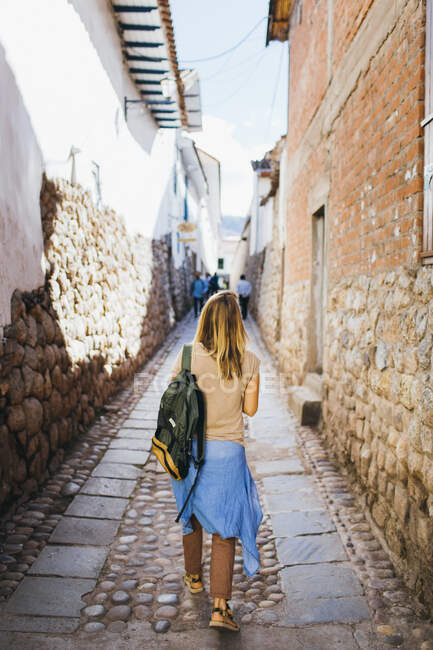 Молода жінка йде вулицею міста Куско (Перу). — стокове фото
