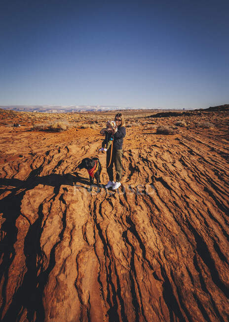 Женщина с собакой и ребенком стоит рядом с Подковой изгибом Аризоны — стоковое фото