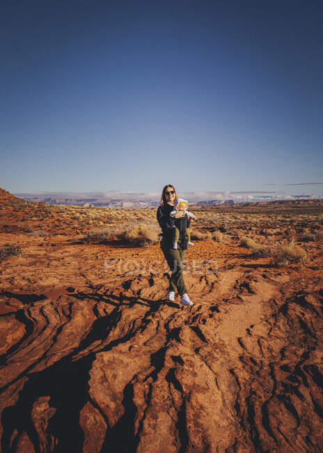 Eine Frau mit Kind steht in der Nähe von Horseshoe Bend, Arizona — Stockfoto