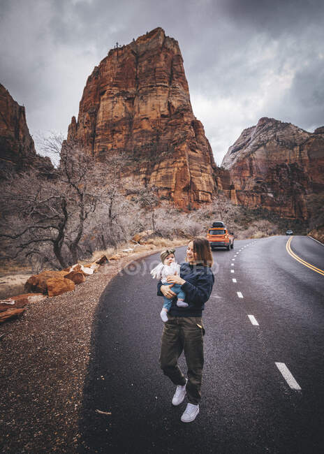Una mujer con un hijo está caminando en el Parque Nacional Zion, Utah - foto de stock
