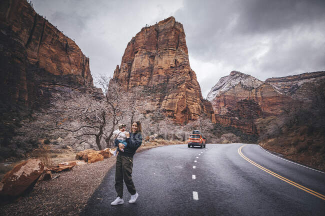 Uma mulher com uma criança está andando no Parque Nacional de Zion, Utah — Fotografia de Stock