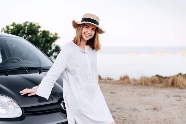 Романтичный, мечтательный девушка с рыжими волосами мило стоит в машине — стоковое фото
