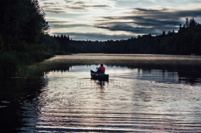 Mann paddelt im Morgengrauen auf nebligem Spanish River in Massey Ontario Kanada — Stockfoto