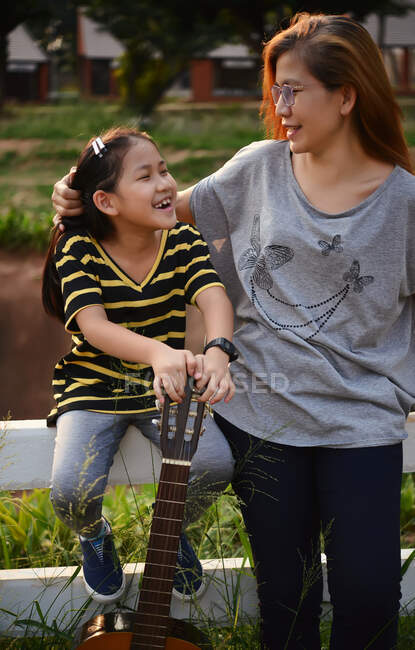 A happy moment of mother and daughter in public park — Stock Photo