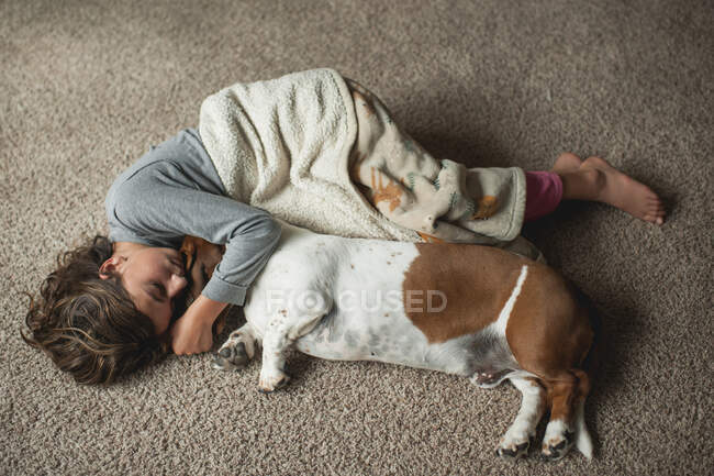 Bella ragazza rilassante con il suo cane — Foto stock