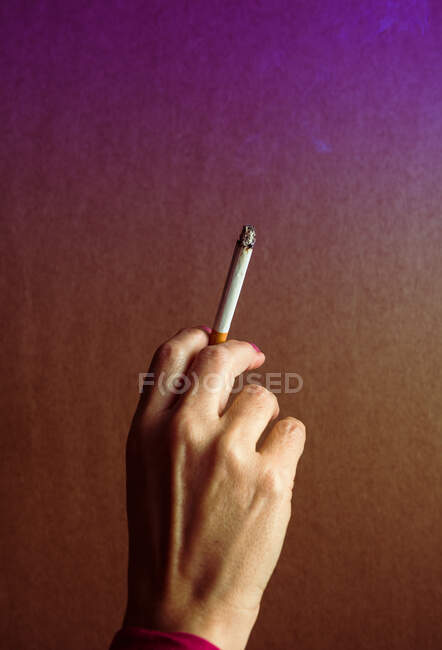 Une main de femme, avec une cigarette allumée. Campagne de prévention du tabagisme — Photo de stock