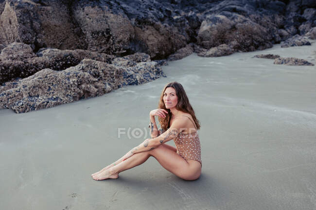Joven hermosa mujer poses en Middle Beach en Tofino - foto de stock