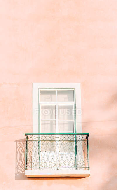 Un mur et une fenêtre, rose, tons pastel, Lisbonne, Portugal — Photo de stock