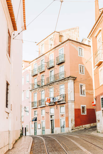 Calle de Lisboa, vacía por la mañana - foto de stock