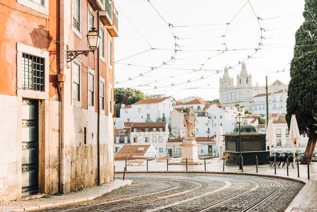 Rua vazia de Lisboa pela manhã — Fotografia de Stock