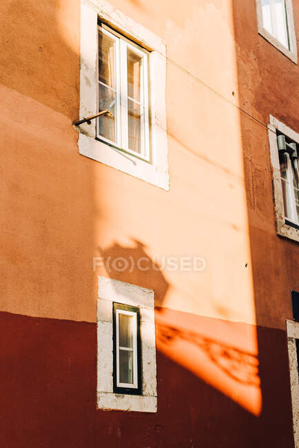 Luzes e sombras na parede rosa de Lisboa — Fotografia de Stock