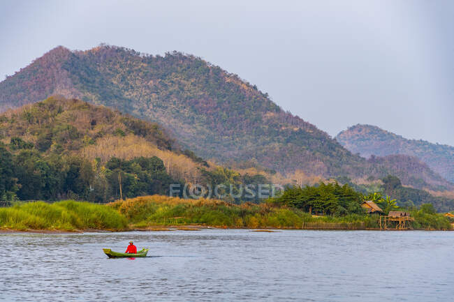 Лодка на реке Меконг в Лаосе — стоковое фото