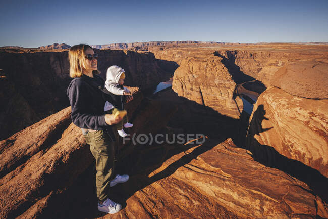 Mulher com criança em Horseshoe Bend, Arizona — Fotografia de Stock