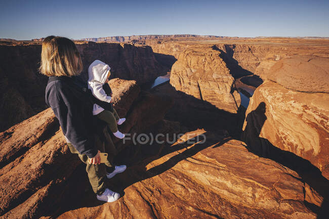 Woman with child in Horseshoe Bend, Arizona — Stock Photo