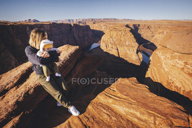 Donna con bambino a Horseshoe Bend, Arizona — Foto stock