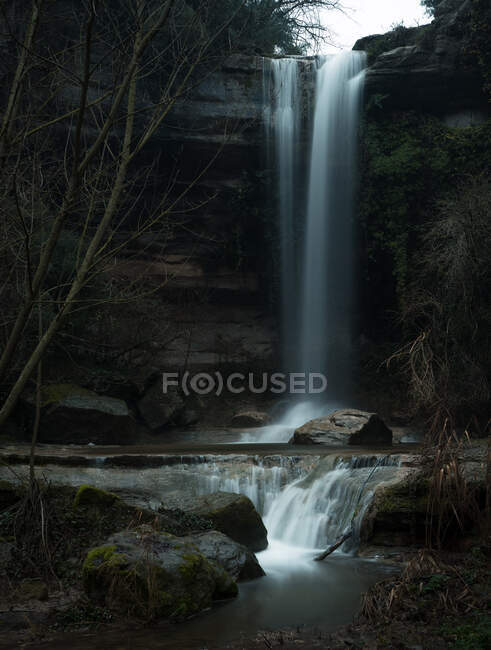 Cascade eau rivière montagne sombre — Photo de stock