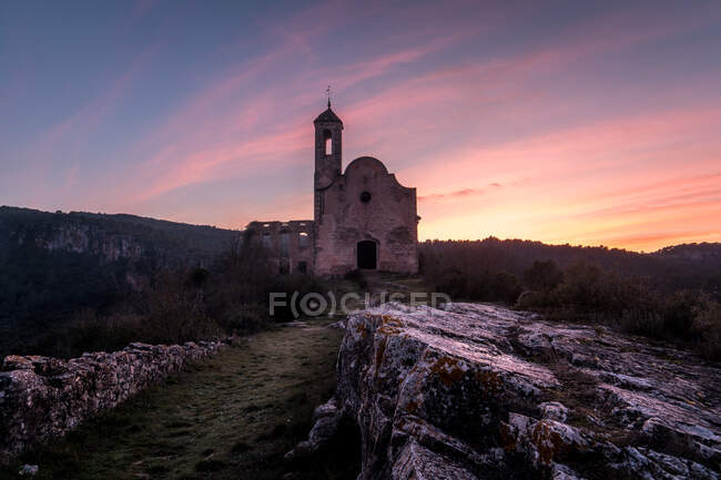 Iglesia castillo puesta del sol cielo colores - foto de stock