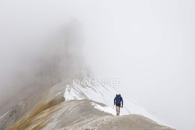 A tourist walks along the ridge of the mountain — Stock Photo