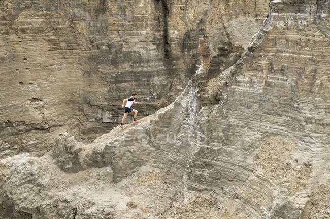 Ein Mann läuft auf einem Bergrücken auf einem Sandweg in Mexiko bergauf. — Stockfoto