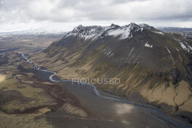 Vista aérea de montanhas e vale sul da Islândia — Fotografia de Stock