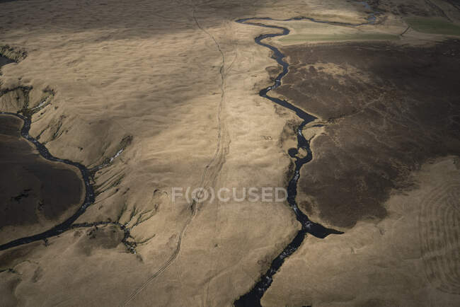 Vista aérea del río que atraviesa el valle del sur de Islandia - foto de stock