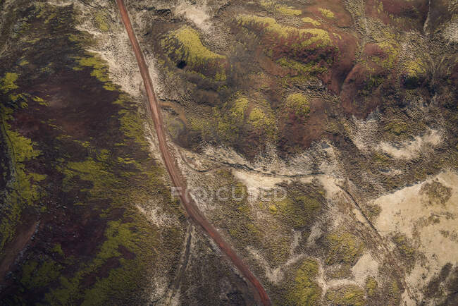 Vista aérea del borde del cráter Kerid en el sur de Islandia - foto de stock