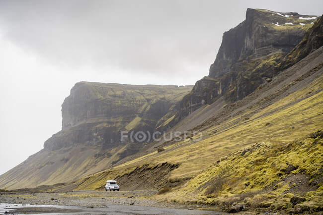 Carro em estrada de cascalho, Islândia — Fotografia de Stock