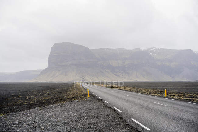 Strada vuota nell'Islanda orientale vicino al Monte Lmagnpur — Foto stock