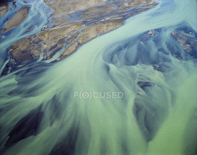 Vista aérea de ríos trenzados en el sur de Islandia - foto de stock
