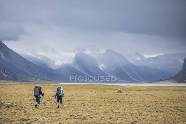 Turistas masculinos en Montañas Baffin, Canadá. - foto de stock
