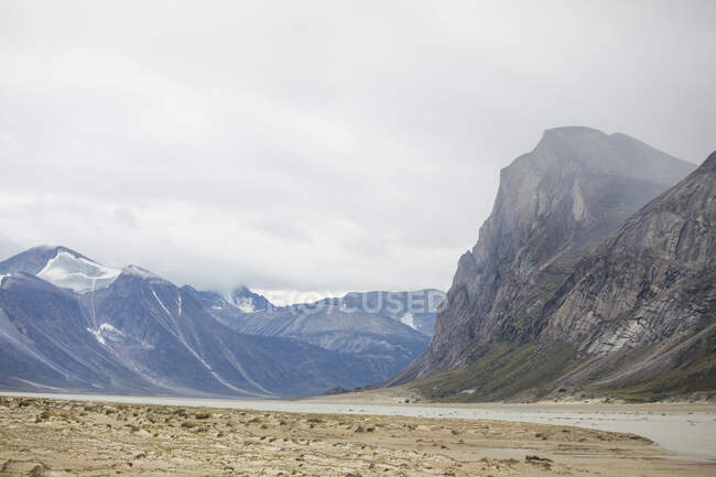 The Baffin Mountains are a mountain range running along the northeastern coast of Baffin Island and Bylot Island, Nunavut are part of the Arctic Cordillera — Stock Photo