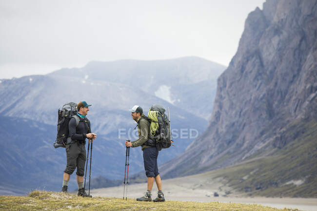 Чоловічі туристи в горах Баффін (Канада).. — стокове фото
