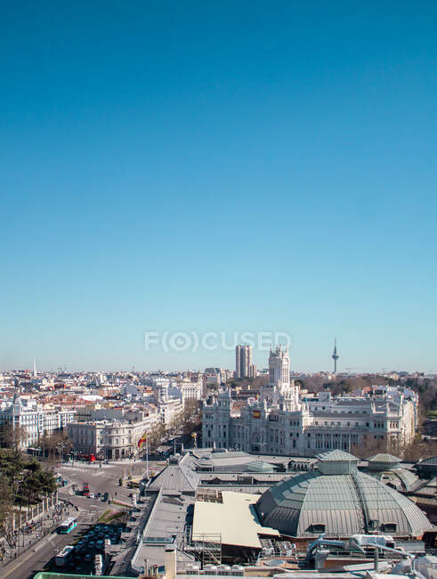 España, Madrid, paisaje urbano con calle Alcalá. Vertical - foto de stock
