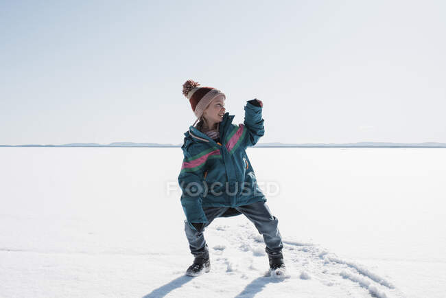 Дівчина танцює на замерзлому озері в Швеції. — стокове фото