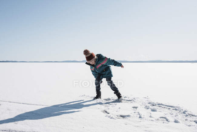 Дівчина, що гуляла крижаним озером у Швеції. — стокове фото