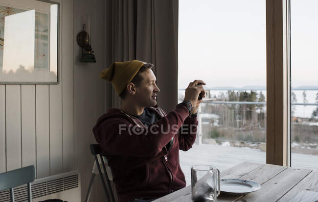 Mann fotografiert die Aussicht von seinem Balkon zu Hause in Schweden — Stockfoto