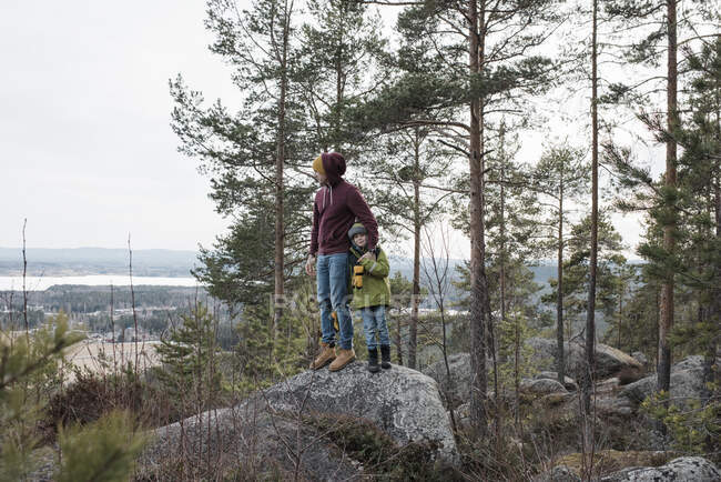Padre e figlio escursionismo e godendo la splendida vista insieme — Foto stock