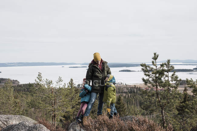 Vater und Kinder genießen gemeinsames Wandern — Stockfoto