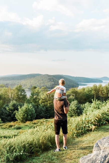 Pai milenar e seu filho explorando um parque em Massachusetts — Fotografia de Stock