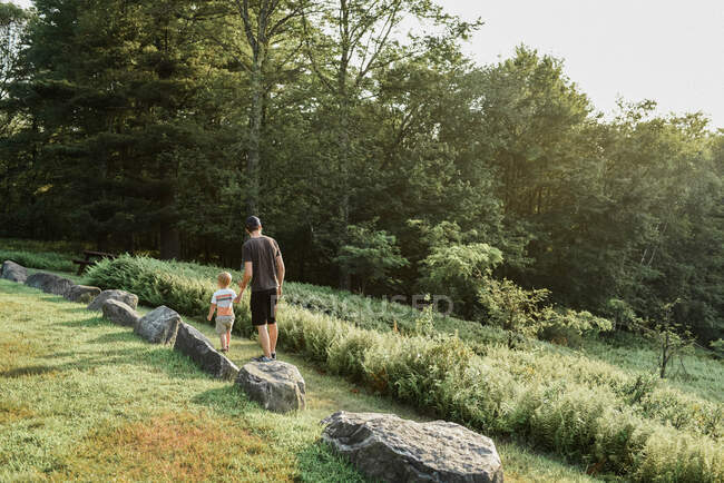 Père millénaire et son fils explorant un parc dans le Massachusetts — Photo de stock