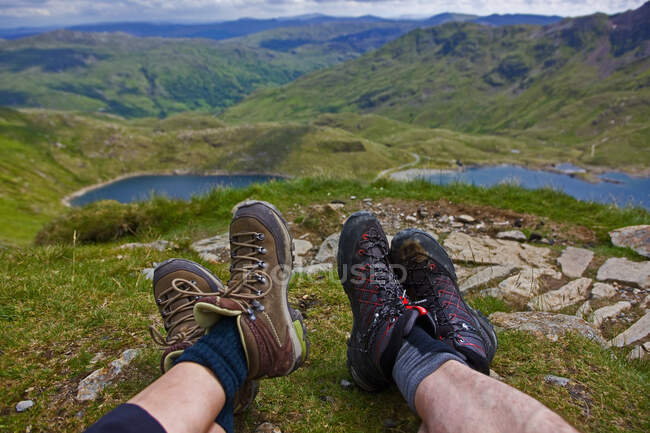 2 people's walking boots on a break on Snowdonia — Stock Photo