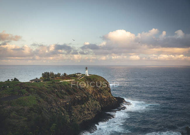 Вид на маяк біля берегової лінії — стокове фото
