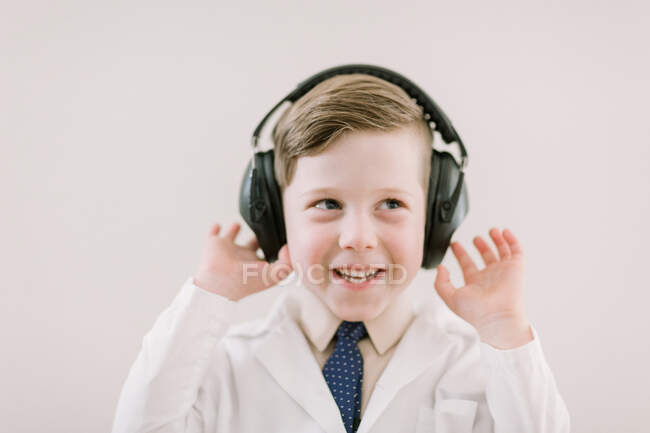 Criança em labcoat com fones de ouvido — Fotografia de Stock