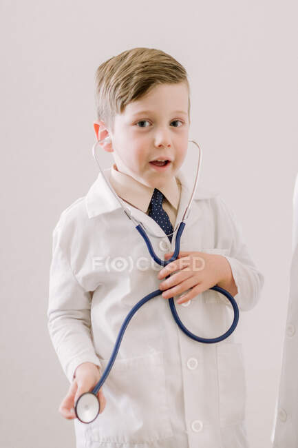 Маленький ребенок в лабаратории со стетоскопом — стоковое фото