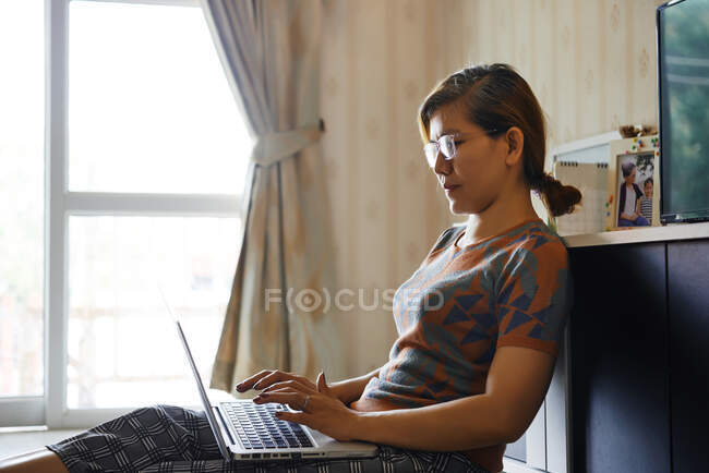 La donna usa il computer portatile per lavoro da casa — Foto stock