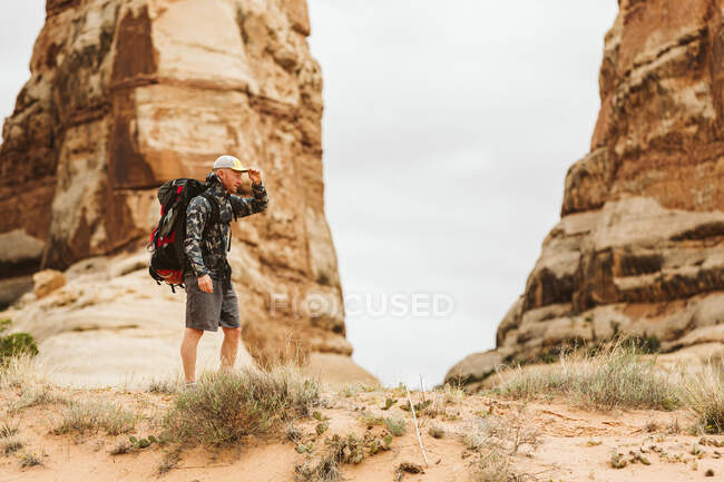 Hombre de senderismo en el parque nacional del cañón de california en utah, EE.UU. - foto de stock