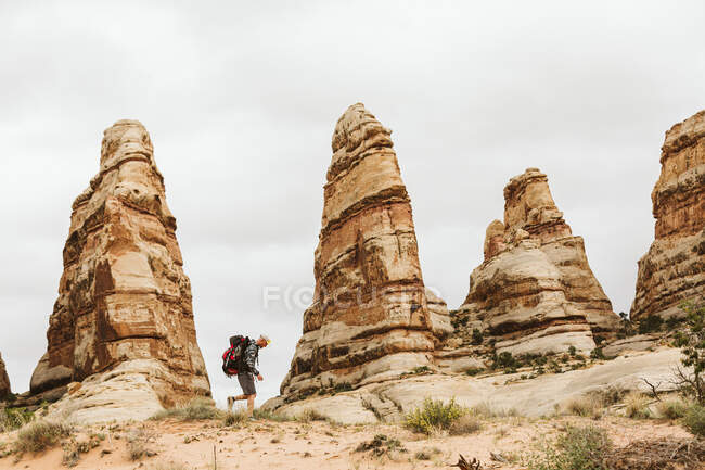 Man hiking in the canyon national park of california in utah, usa — Stock Photo