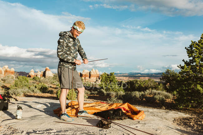 Homem estabelecer a tenda no deserto — Fotografia de Stock